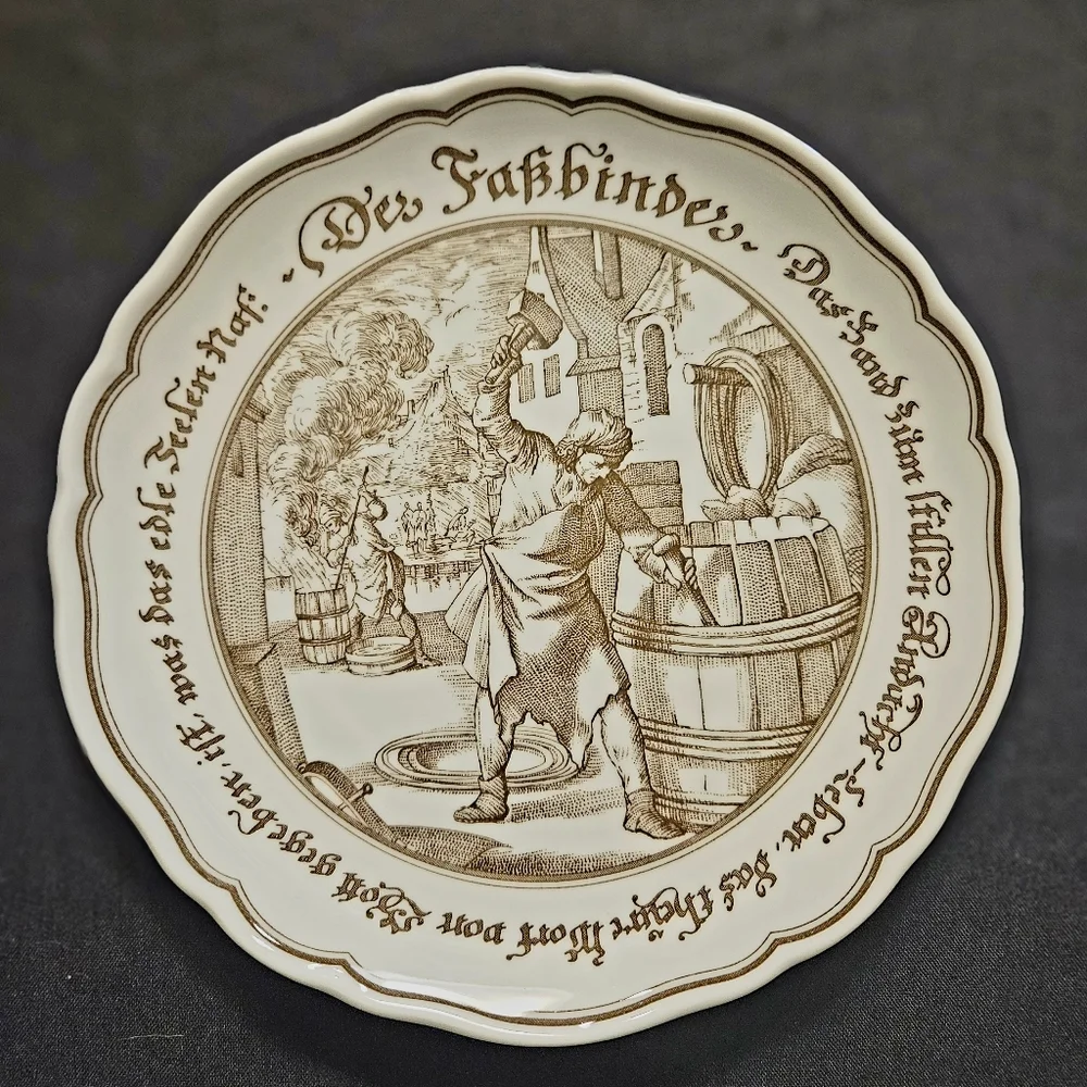 Vintage Hutschenreuther 7.3" porcelain plate, "Der FabBinder" made in Germany. - Picture 2 of 5